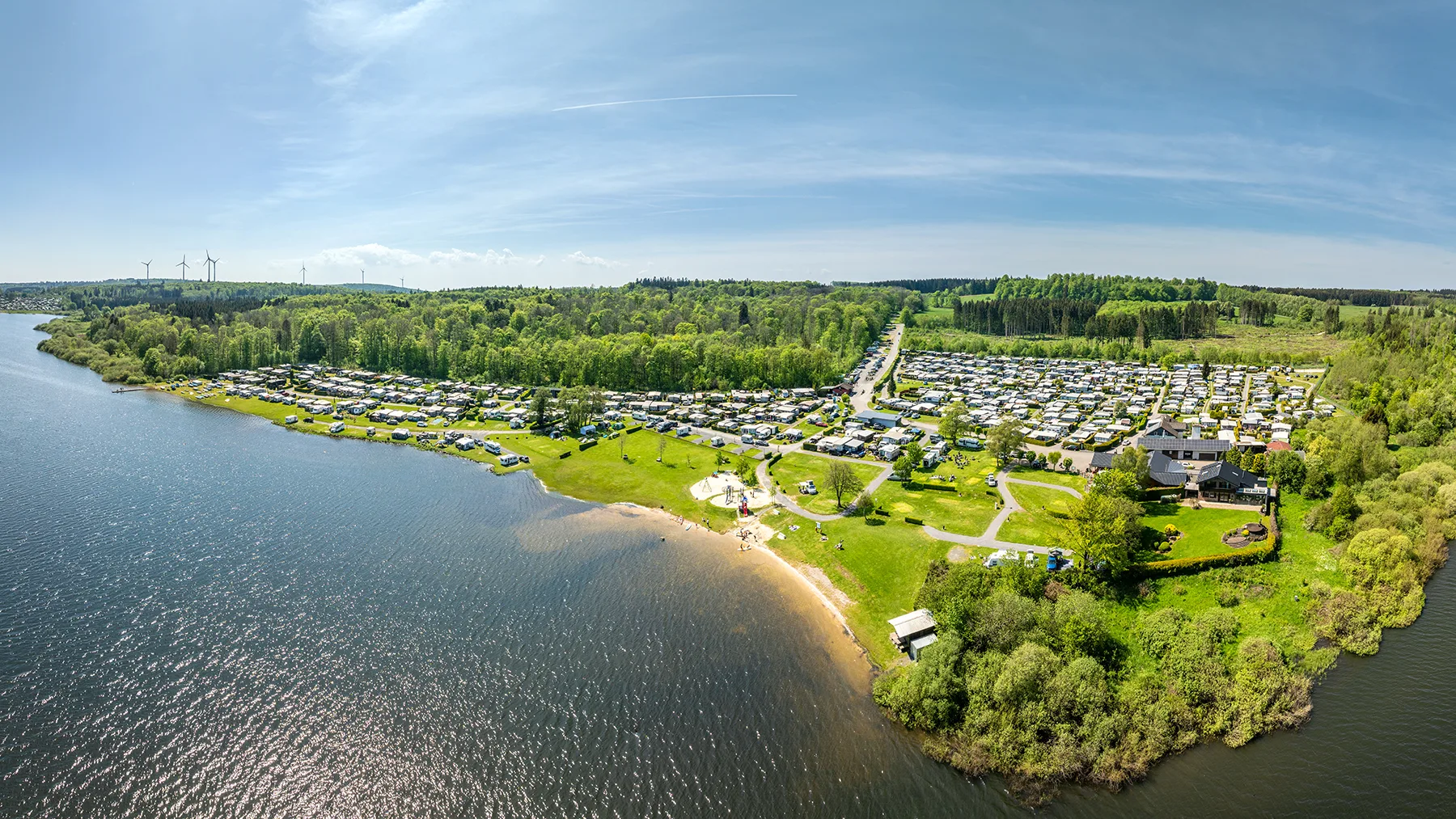 Blick auf Welter’s Camping mit Sandstrand direkt an der Krombachtalsperre
